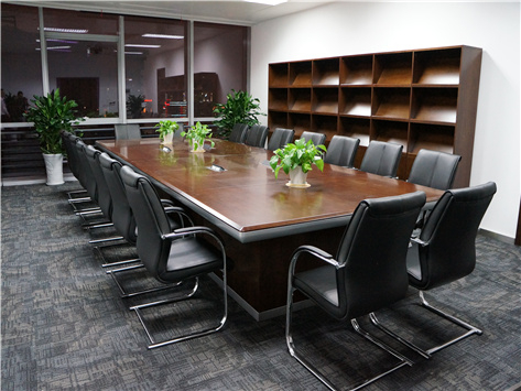 办公室家具会议桌的材料用实木、钢制还是亚克力？